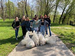 Vicenza, dieci studentesse hanno pulito il parco Astichello nell'iniziativa del "Social day"