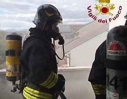 Porto di Legnago, cucina in fiamme: donna salvata dai carabinieri, ferita insieme ai militari