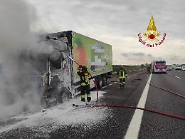 Incendio in autostrada: un camion prende fuoco, l'autista riesce a salvarsi sulla "Serenissima"