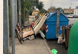 Vicenza, dal materasso agli imballaggi multe per 11 cittadini da 300 euro per abbandono di rifiuti