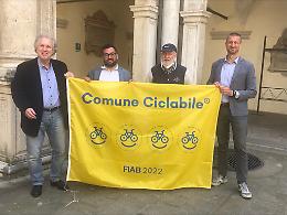 Padova. Fiab consegna la bandiera di Comune ciclabile