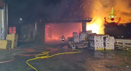 Foza, incendio alla falegnameria: brucia il capannone di 1000 metri quadrati, nessuna vittima