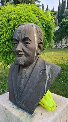 Arzignano, puliamo e restauriamo il monumento a Pellizzari e spostiamolo in un luogo più adatto
