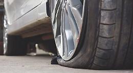 Vicenza, bucate le gomme a diciotto auto parcheggiate in via Sarpi