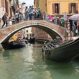 Venezia, rifiuti recuperati dai gondolieri sub