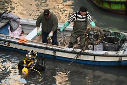 Venezia: gondolieri sub per recuperare rifiuti sommersi