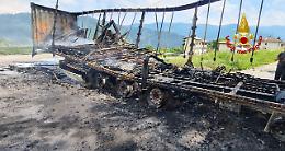 Incendio a Enego, va a fuoco il rimorchio di un camion: illeso l'autista che salva la motrice