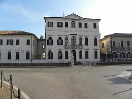 Massanzago, lavori davanti al municipio