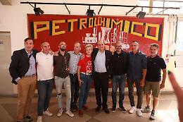 L'on. Bersani con gli operai del Petrolchimico di Marghera