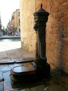 Fontane senz’acqua, plastica a fiumi: a Venezia scatta l’allarme ambientalista
