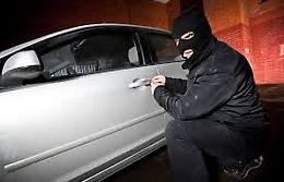 Vicenza, arresto per due giovani sorpresi a rubare su un'auto parcheggiata in strada