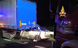 Incidente a Montebello, l'auto si infila sotto un Tir in sosta sull'autostrada: muore donna di 39 anni