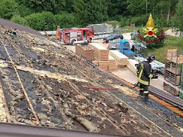 Valbrenta, incendio del tetto di un magazzino: i vigili del fuoco hanno limitato i danni