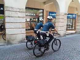 Vicenza, vigili in mountain bike in Campo Marzo, parchi e centro storico