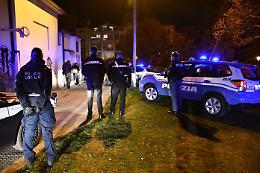 Rissa tra spacciatori armati di coltelli e bottiglie: quattro feriti