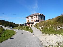 Valbrenta, ha un malore mentre taglia l'erba in montagna: morto a 57 anni