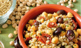 Insalata d’orzo con ceci, pomodorini secchi e olive taggiasche