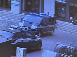 Uomo in escandescenza in Piazza Borsa a Treviso, fermato dalla Polizia
