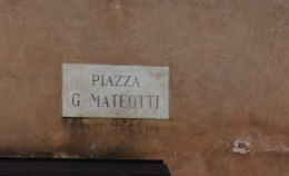 Treviso, l'unico problema di piazza Matteotti è il cognome sbagliato sulla targa