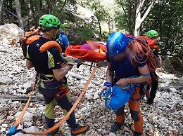 Incidente a una rocciatrice che si rompe una tibia nel canalone del Cornetto
