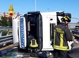 Camion si ribalta all'uscita di Padova Est, ferito l'autista