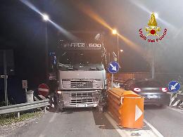 Limena: camion resta incastrato su un ponte, impossibile rimuoverlo anche per i Vigili del fuoco