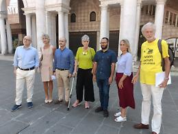 Vicenza, l'opposizione al sindaco: "Giù la maschera, non sei civico ma al guinzaglio dei partiti"