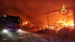 Albettone, un incendio distrugge 1600 quintali di foraggio ma i pompieri salvano gli animali