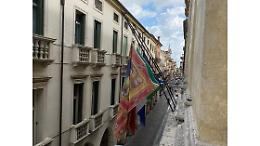 Vcenza, bandiera a mezz'asta a palazzo Trissino per la regina Elisabetta