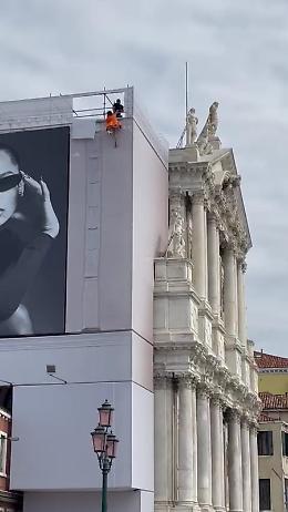 Venezia: prova a lanciarsi dall'impalcatura della chiesa, salvata in extremis