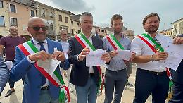 Mestre, i commercianti stracciano in piazza le bollette di luce e gas in segno di protesta