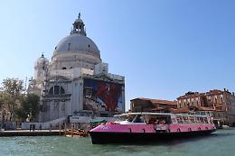 Venice Marathon: in Riva Sette Martiri a Venezia il Vaporetto rosa della prevenzione