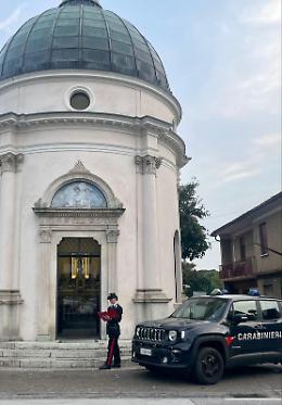 Montebelluna, rubava le offerte del Tempio Votivo con asta in ferro e pellicola adesiva: fermato 49enne