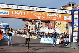 15 mila per la Venice Marathon, vincono l'ugandese Mutai e la keniana Karimi