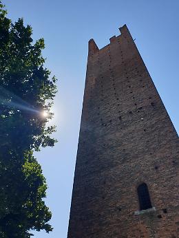Rovigo, torre Donà illuminata di rosso contro la pena di morte