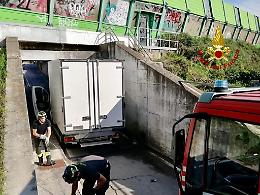 Padova, furgone frigo incastrato, intervengono i pompieri