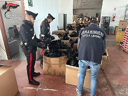 Trevigiano, blitz dei Carabinieri nei calzaturifici: lavoratori pagati 3,20 euro all'ora e immigrazione clandestina
