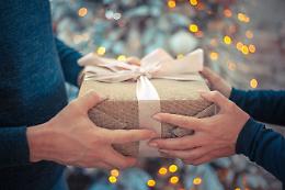 Natale 2024: spesa media di 200 euro per regali, cresce il boom degli acquisti online