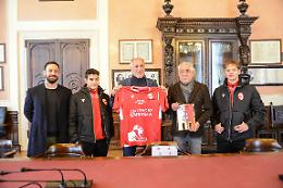 Antenore Sport Padova dona all’assessore Diego Bonavina una speciale maglia