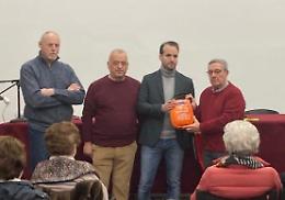 Un defibrillatore all'Università popolare di Chioggia: il dono di Sorriso Bike Team