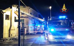 Allarme incendio nella notte: a fuoco il tetto di casa a Codognè, pompieri accorsi da Conegliano e Vittorio Veneto