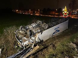 Padova, incidente in A13: camion si rovescia fuori strada
