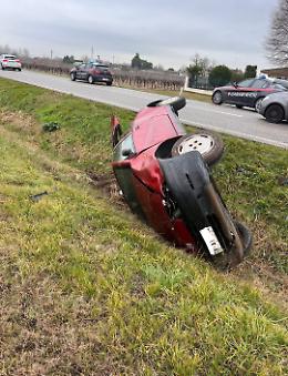 Maserada, in fuga con un'auto rubata si ribalta in un fosso