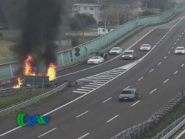 Padova Est, auto a fuoco e svincolo d'uscita chiuso