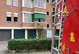 Padova, in fiamme un appartamento in Via Cantele: donna salvata dai pompieri