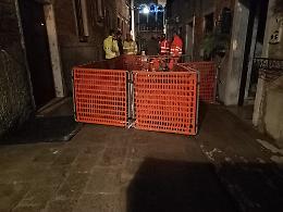 Venezia, in Calle degli Assassini emessi 12 verbali dopo un danno alla rete idrica