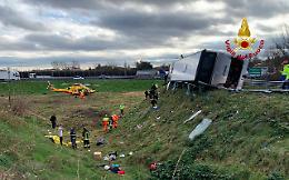 Padova, pullman si ribalta su un fianco in A13: alcuni feriti lievi