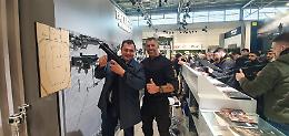 Il consigliere veneto di Fdi, Joe Formaggio, con il mitra in mano: insorge la polemica