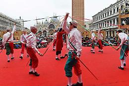 Venezia,“Take your Time for the Original Signs”: i Carnevali della tradizione italiana tornano in Piazza San Marco