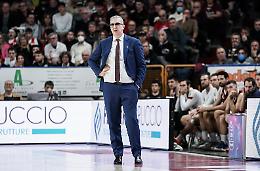 Basket la Reyer Venezia esonera coach De Raffaele